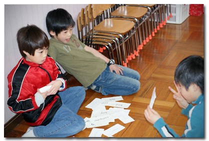 小平市の子ども英会話教室でカードゲームをする小学生